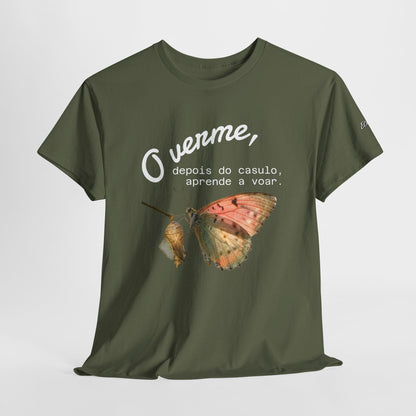 Camiseta — "O verme, depois do casulo, aprende a voar." Citação inspiradora em português