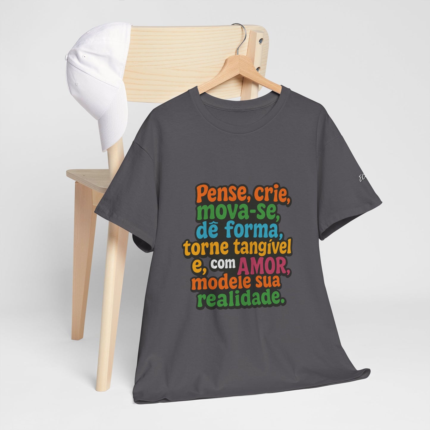 Camiseta inspiradora com citações portuguesas — "Pense, crie, mova-se..."