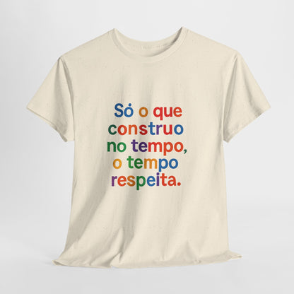 Camiseta Filosófica “Só o que Construo no Tempo, o Tempo Respeita” – Algodão Gildan 5000