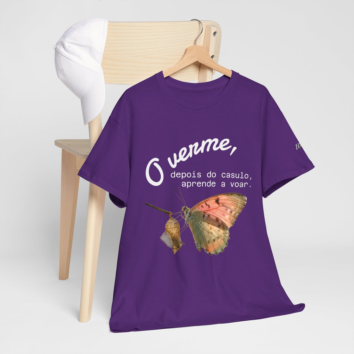 Camiseta — "O verme, depois do casulo, aprende a voar." Citação inspiradora em português
