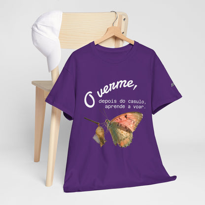 Camiseta — "O verme, depois do casulo, aprende a voar." Citação inspiradora em português