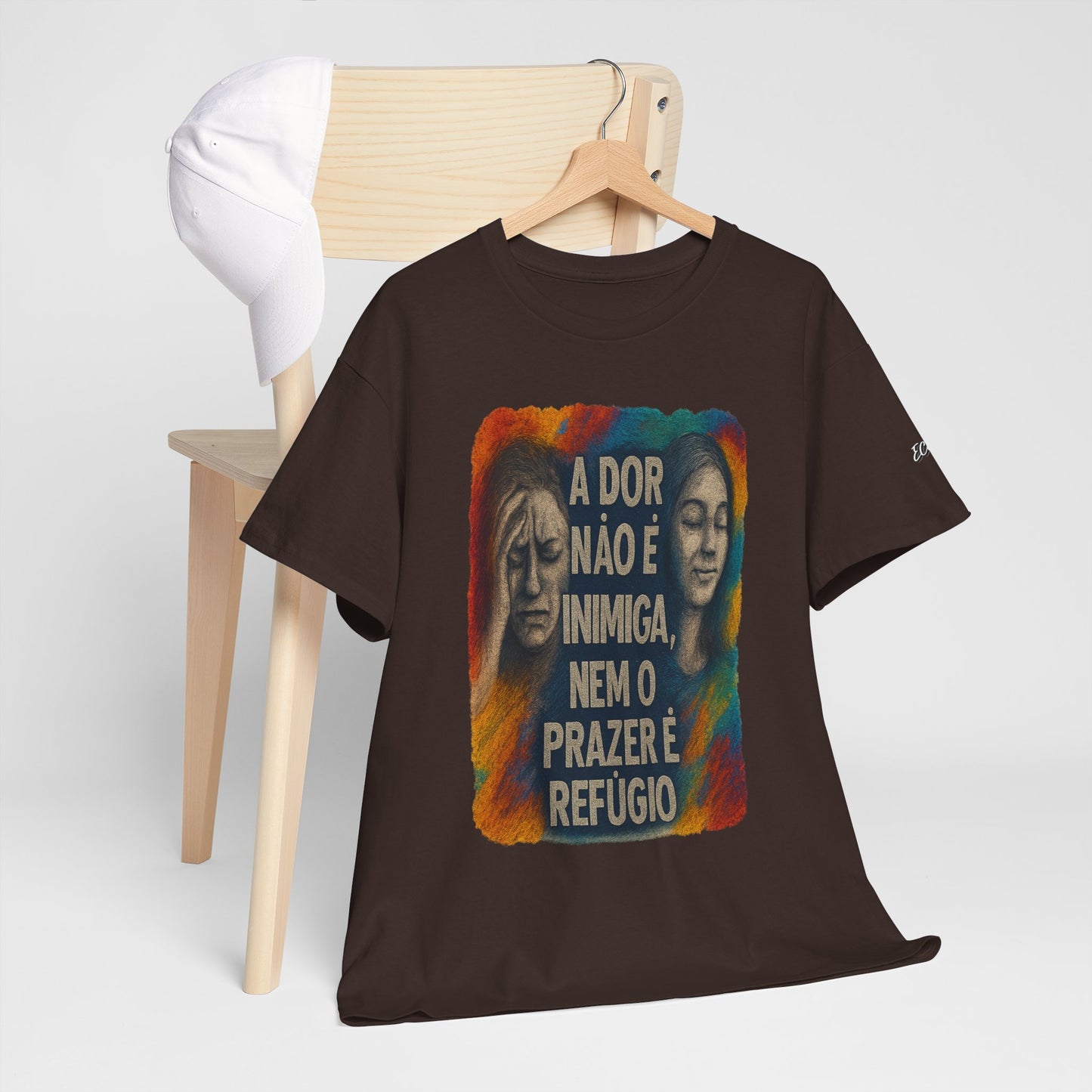 Camiseta — "A Dor Não é Inimiga, Nem o Prazer é Refúgio" Inspirational Portuguese Graphic Tee
