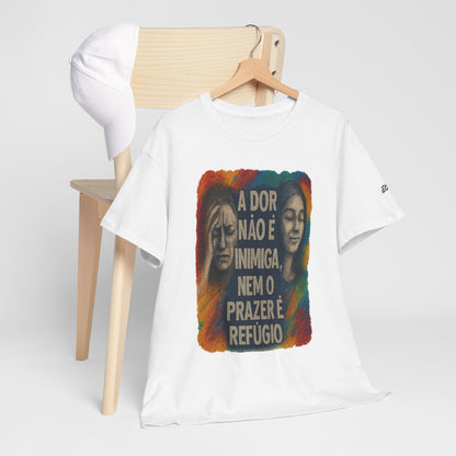 Camiseta — "A Dor Não é Inimiga, Nem o Prazer é Refúgio" Inspirational Portuguese Graphic Tee