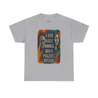 Camiseta — "A Dor Não é Inimiga, Nem o Prazer é Refúgio" Inspirational Portuguese Graphic Tee