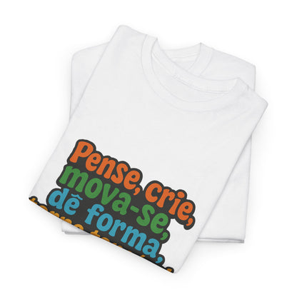 Camiseta inspiradora com citações portuguesas — "Pense, crie, mova-se..."