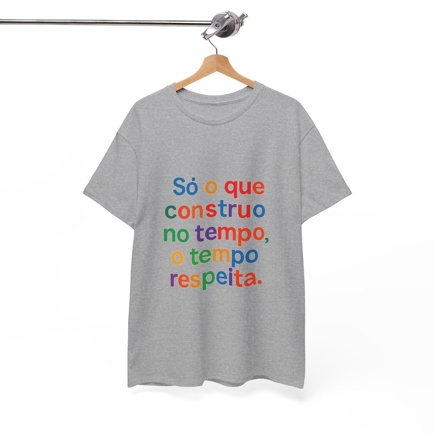 Camiseta Filosófica “Só o que Construo no Tempo, o Tempo Respeita” – Algodão Gildan 5000