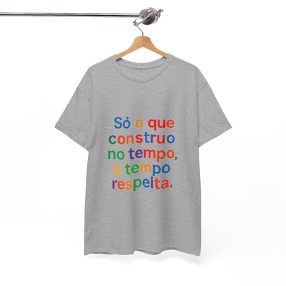 Camiseta Filosófica “Só o que Construo no Tempo, o Tempo Respeita” – Algodão Gildan 5000