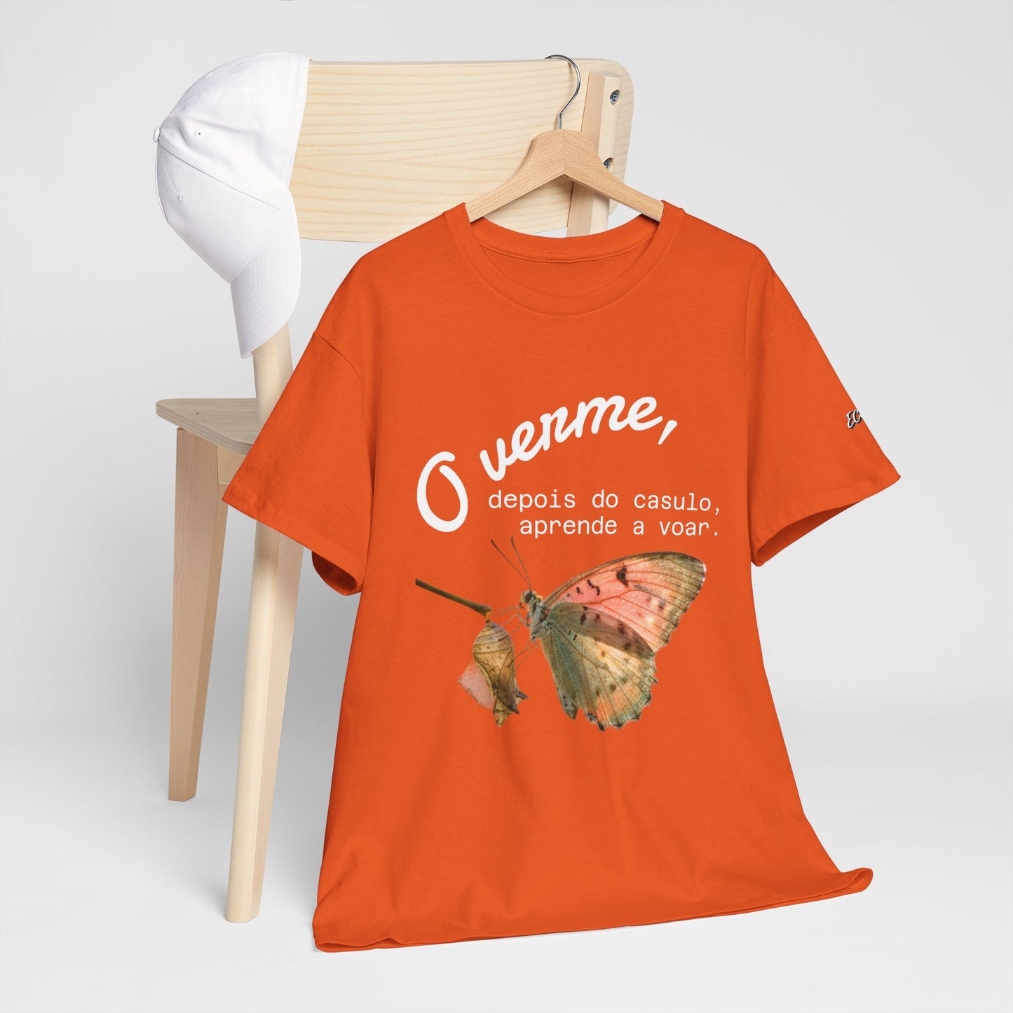 Camiseta — "O verme, depois do casulo, aprende a voar." Citação inspiradora em português