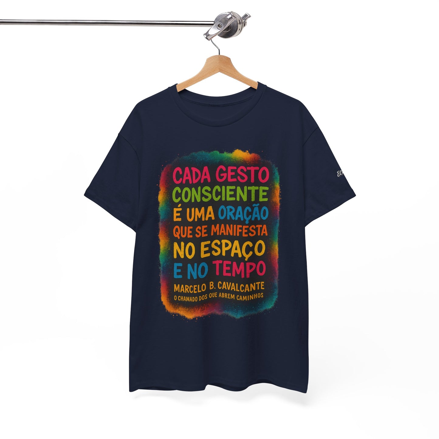 Camiseta Frase Filosófica “Cada gesto consciente é uma oração” – Algodão Premium Gildan 5000