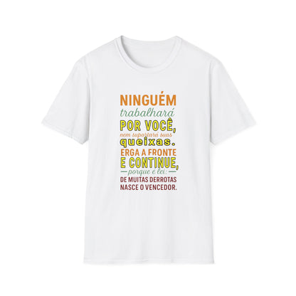 Camiseta “Erga a Fronte e Continue” — Algodão Leve Ring-Spun | Estoicismo e Superação