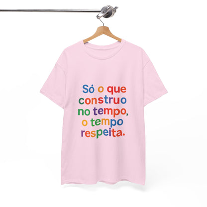 Camiseta Filosófica “Só o que Construo no Tempo, o Tempo Respeita” – Algodão Gildan 5000