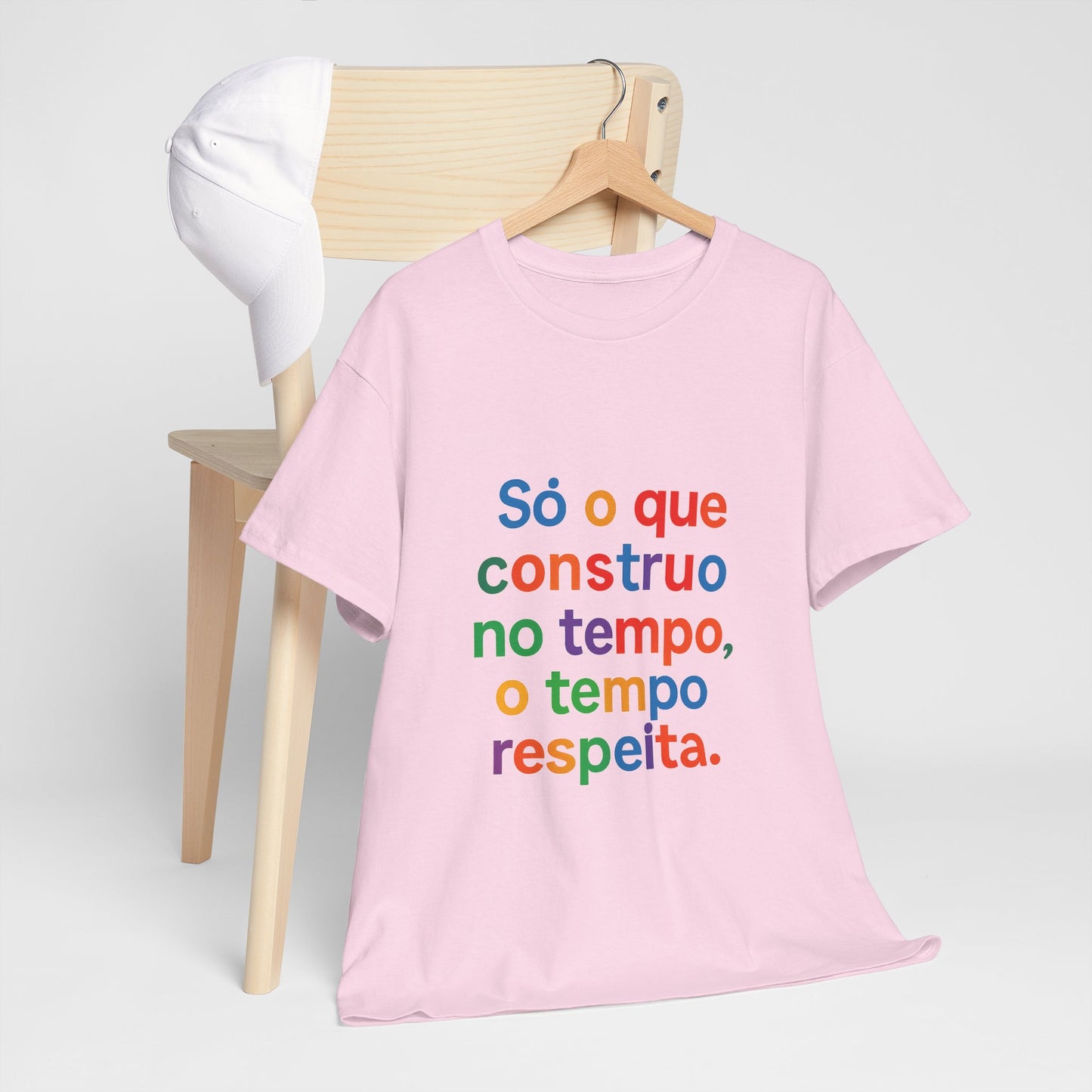 Camiseta Filosófica “Só o que Construo no Tempo, o Tempo Respeita” – Algodão Gildan 5000