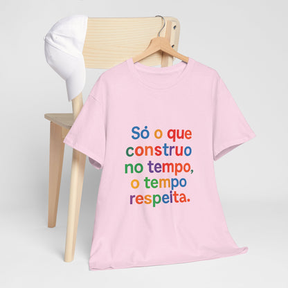 Camiseta Filosófica “Só o que Construo no Tempo, o Tempo Respeita” – Algodão Gildan 5000