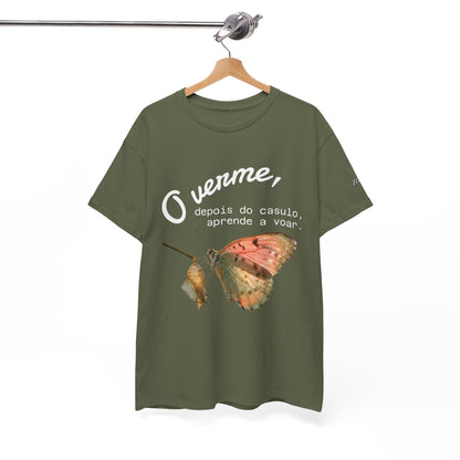 Camiseta — "O verme, depois do casulo, aprende a voar." Citação inspiradora em português