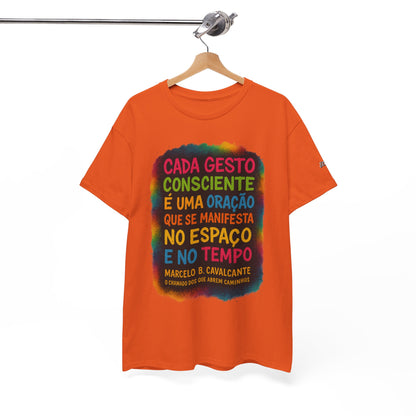 Camiseta Frase Filosófica “Cada gesto consciente é uma oração” – Algodão Premium Gildan 5000
