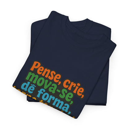 Camiseta inspiradora com citações portuguesas — "Pense, crie, mova-se..."