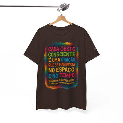Camiseta Frase Filosófica “Cada gesto consciente é uma oração” – Algodão Premium Gildan 5000