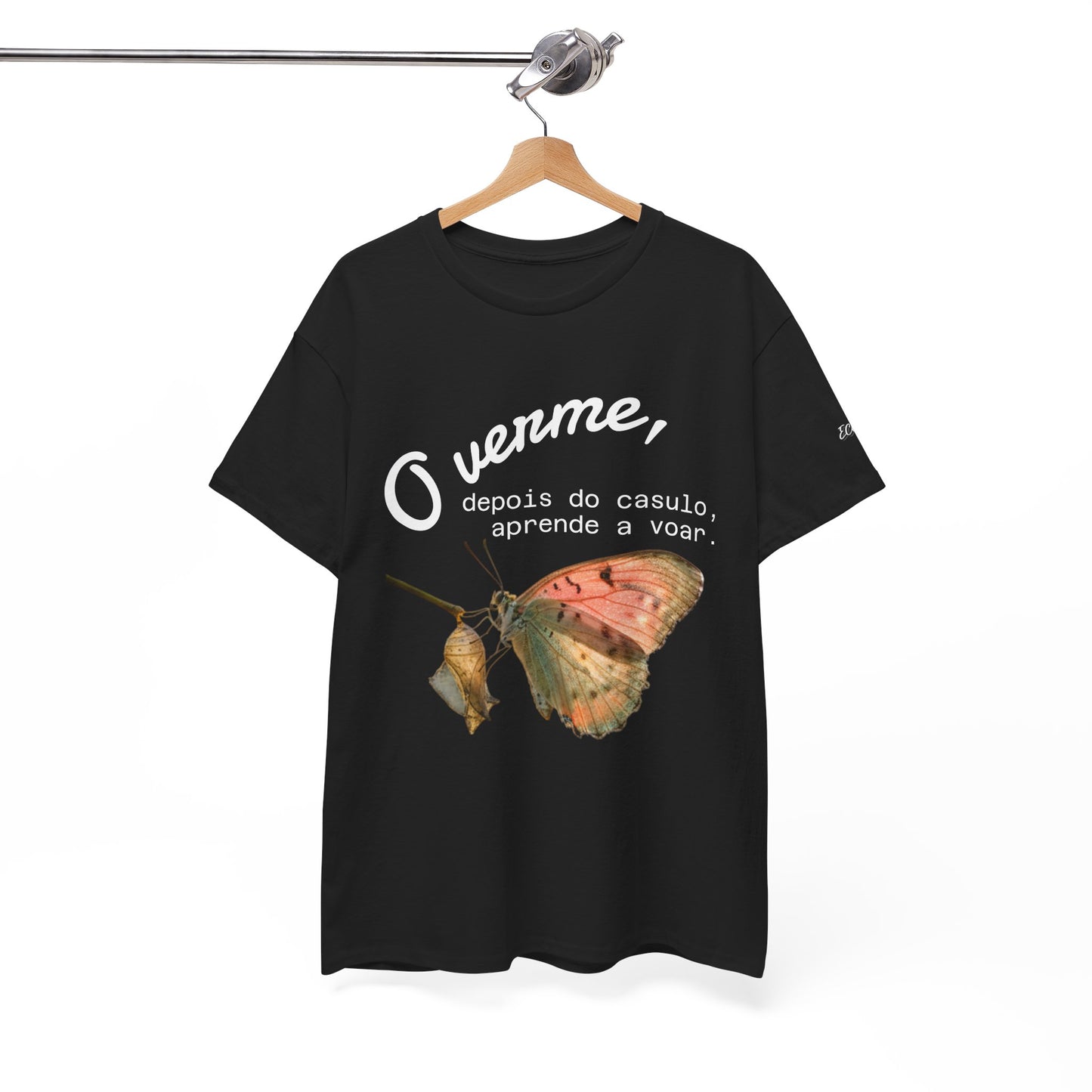 Camiseta — "O verme, depois do casulo, aprende a voar." Citação inspiradora em português