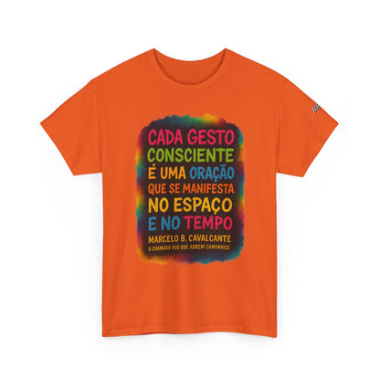 Camiseta Frase Filosófica “Cada gesto consciente é uma oração” – Algodão Premium Gildan 5000