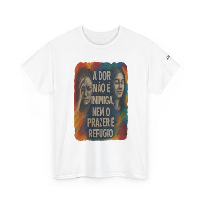 Camiseta — "A Dor Não é Inimiga, Nem o Prazer é Refúgio" Inspirational Portuguese Graphic Tee
