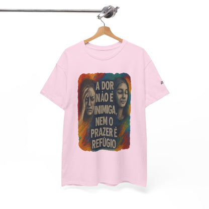 Camiseta — "A Dor Não é Inimiga, Nem o Prazer é Refúgio" Inspirational Portuguese Graphic Tee