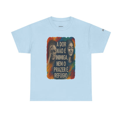 Camiseta — "A Dor Não é Inimiga, Nem o Prazer é Refúgio" Inspirational Portuguese Graphic Tee