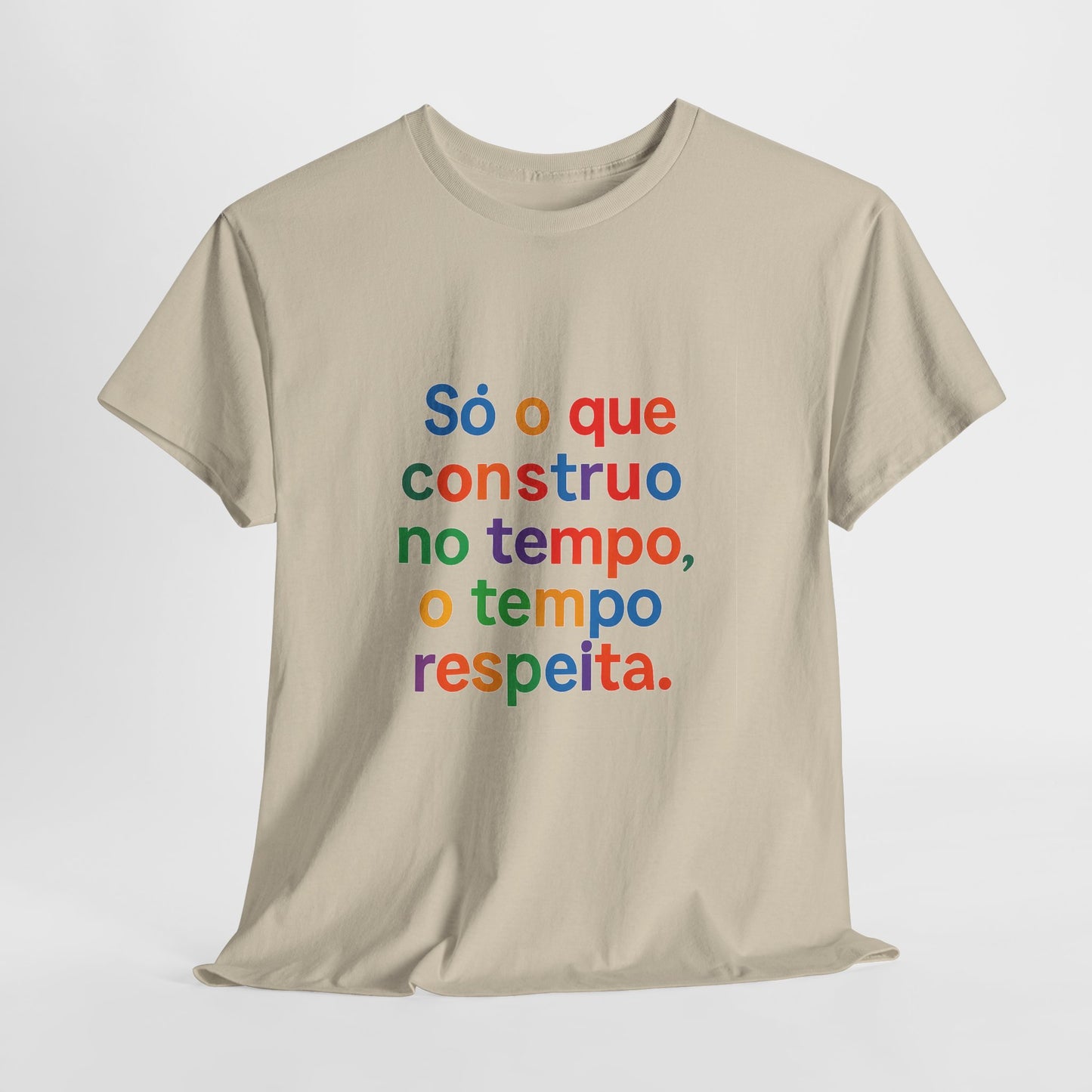 Camiseta Filosófica “Só o que Construo no Tempo, o Tempo Respeita” – Algodão Gildan 5000