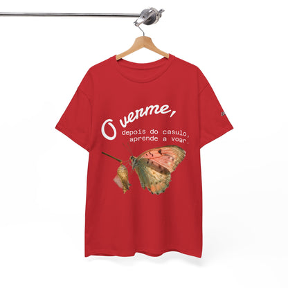 Camiseta — "O verme, depois do casulo, aprende a voar." Citação inspiradora em português