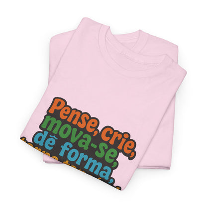 Camiseta inspiradora com citações portuguesas — "Pense, crie, mova-se..."