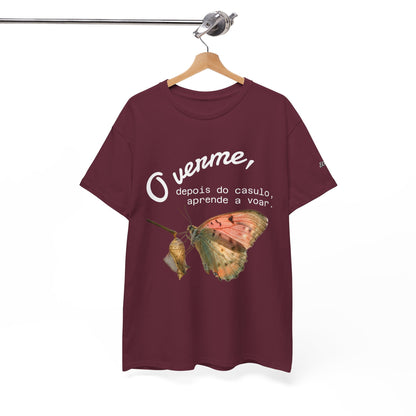 Camiseta — "O verme, depois do casulo, aprende a voar." Citação inspiradora em português