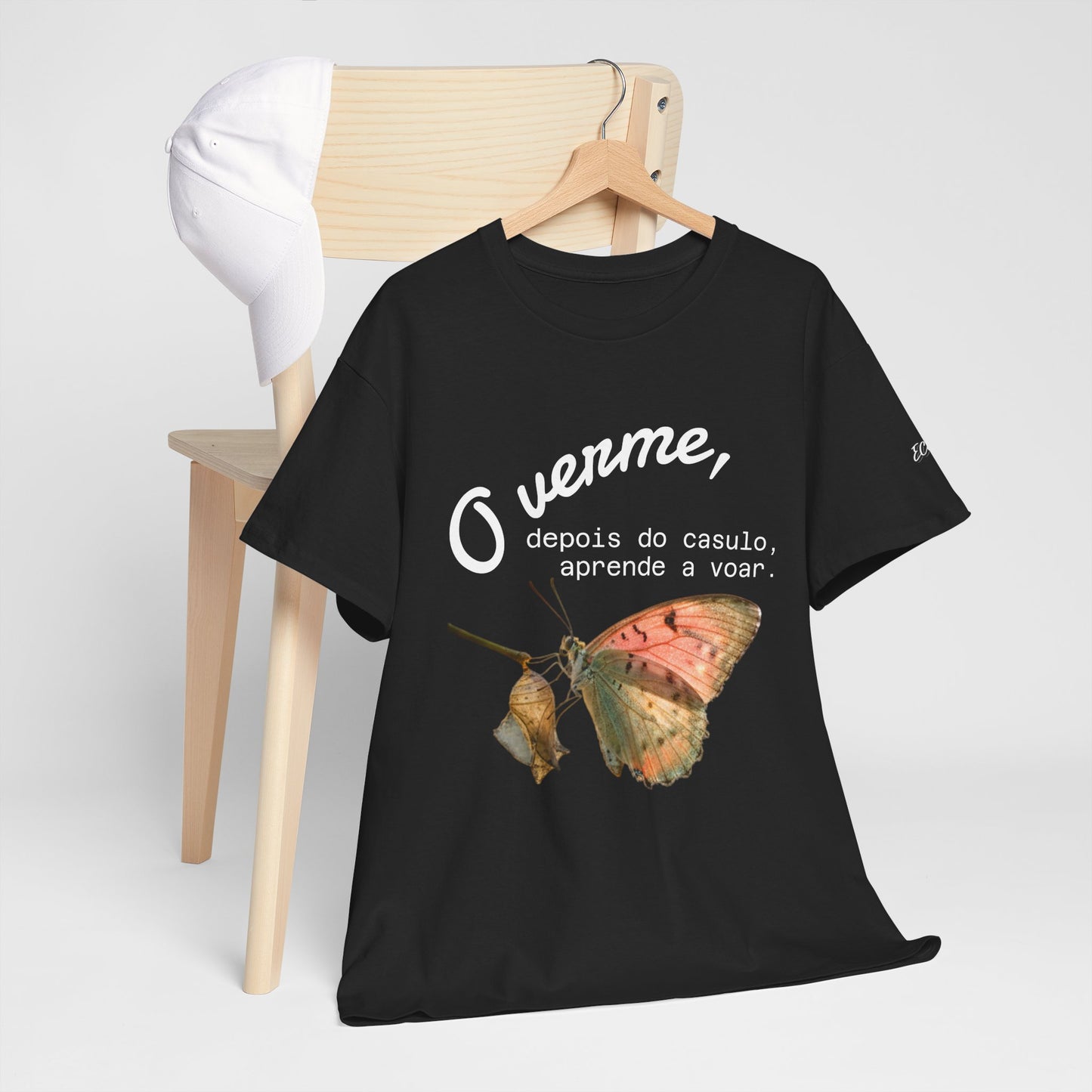 Camiseta — "O verme, depois do casulo, aprende a voar." Citação inspiradora em português