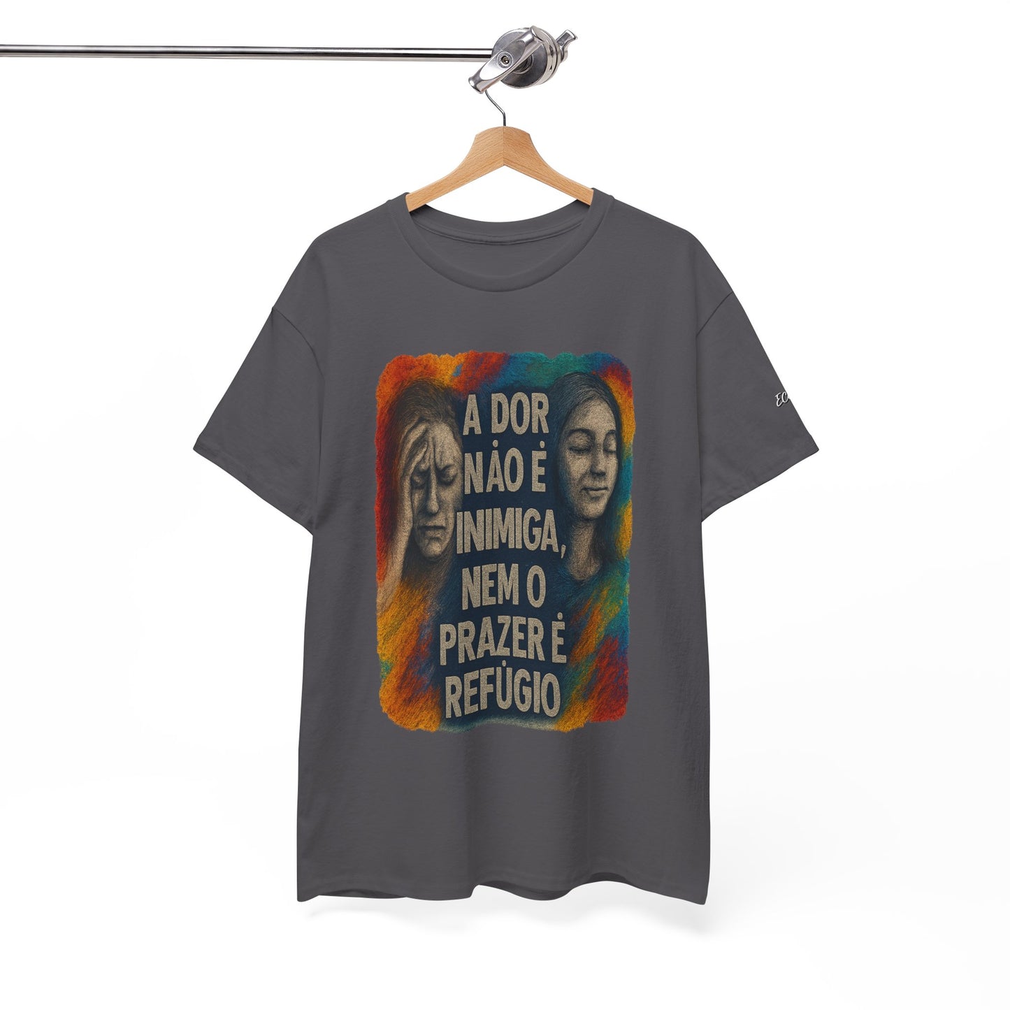 Camiseta — "A Dor Não é Inimiga, Nem o Prazer é Refúgio" Inspirational Portuguese Graphic Tee