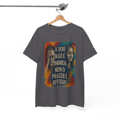 Camiseta — "A Dor Não é Inimiga, Nem o Prazer é Refúgio" Inspirational Portuguese Graphic Tee