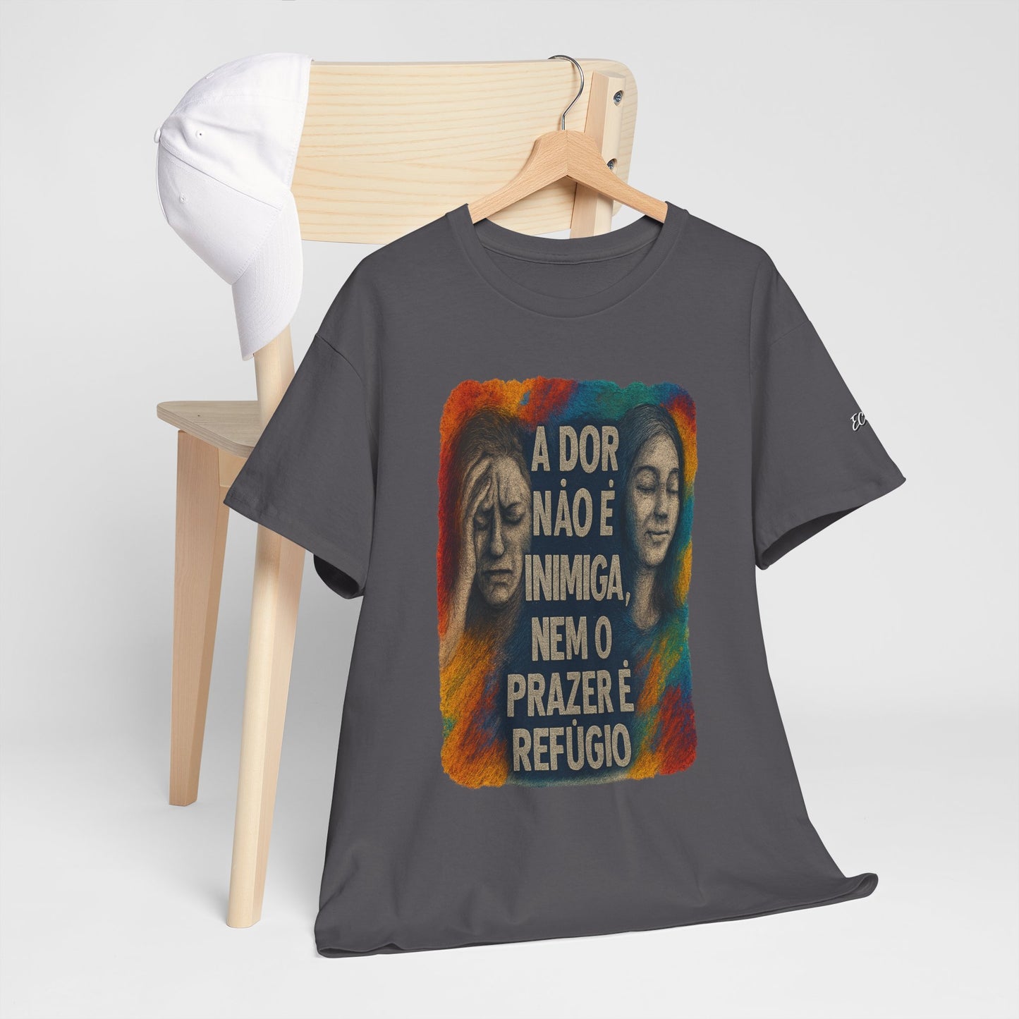 Camiseta — "A Dor Não é Inimiga, Nem o Prazer é Refúgio" Inspirational Portuguese Graphic Tee