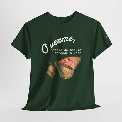 Camiseta — "O verme, depois do casulo, aprende a voar." Citação inspiradora em português