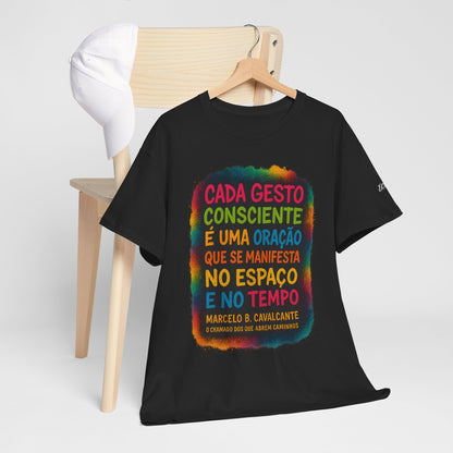 Camiseta Frase Filosófica “Cada gesto consciente é uma oração” – Algodão Premium Gildan 5000