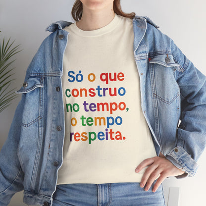 Camiseta Filosófica “Só o que Construo no Tempo, o Tempo Respeita” – Algodão Gildan 5000