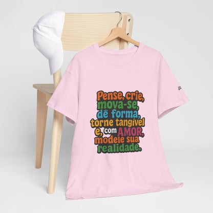 Camiseta inspiradora com citações portuguesas — "Pense, crie, mova-se..."