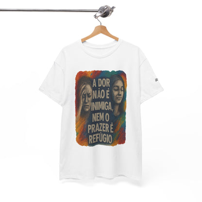 Camiseta — "A Dor Não é Inimiga, Nem o Prazer é Refúgio" Inspirational Portuguese Graphic Tee