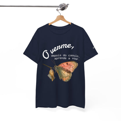 Camiseta — "O verme, depois do casulo, aprende a voar." Citação inspiradora em português
