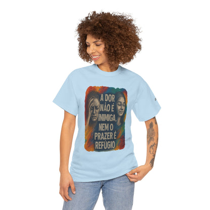 Camiseta — "A Dor Não é Inimiga, Nem o Prazer é Refúgio" Inspirational Portuguese Graphic Tee