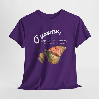 Camiseta — "O verme, depois do casulo, aprende a voar." Citação inspiradora em português