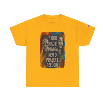 Camiseta — "A Dor Não é Inimiga, Nem o Prazer é Refúgio" Inspirational Portuguese Graphic Tee