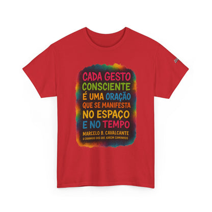 Camiseta Frase Filosófica “Cada gesto consciente é uma oração” – Algodão Premium Gildan 5000