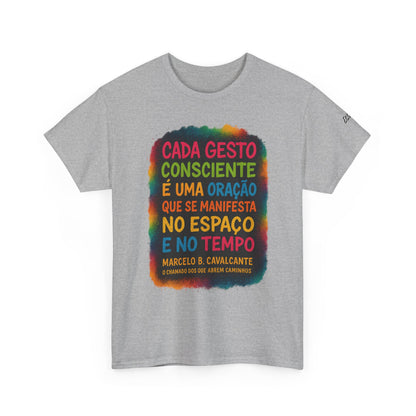 Camiseta Frase Filosófica “Cada gesto consciente é uma oração” – Algodão Premium Gildan 5000