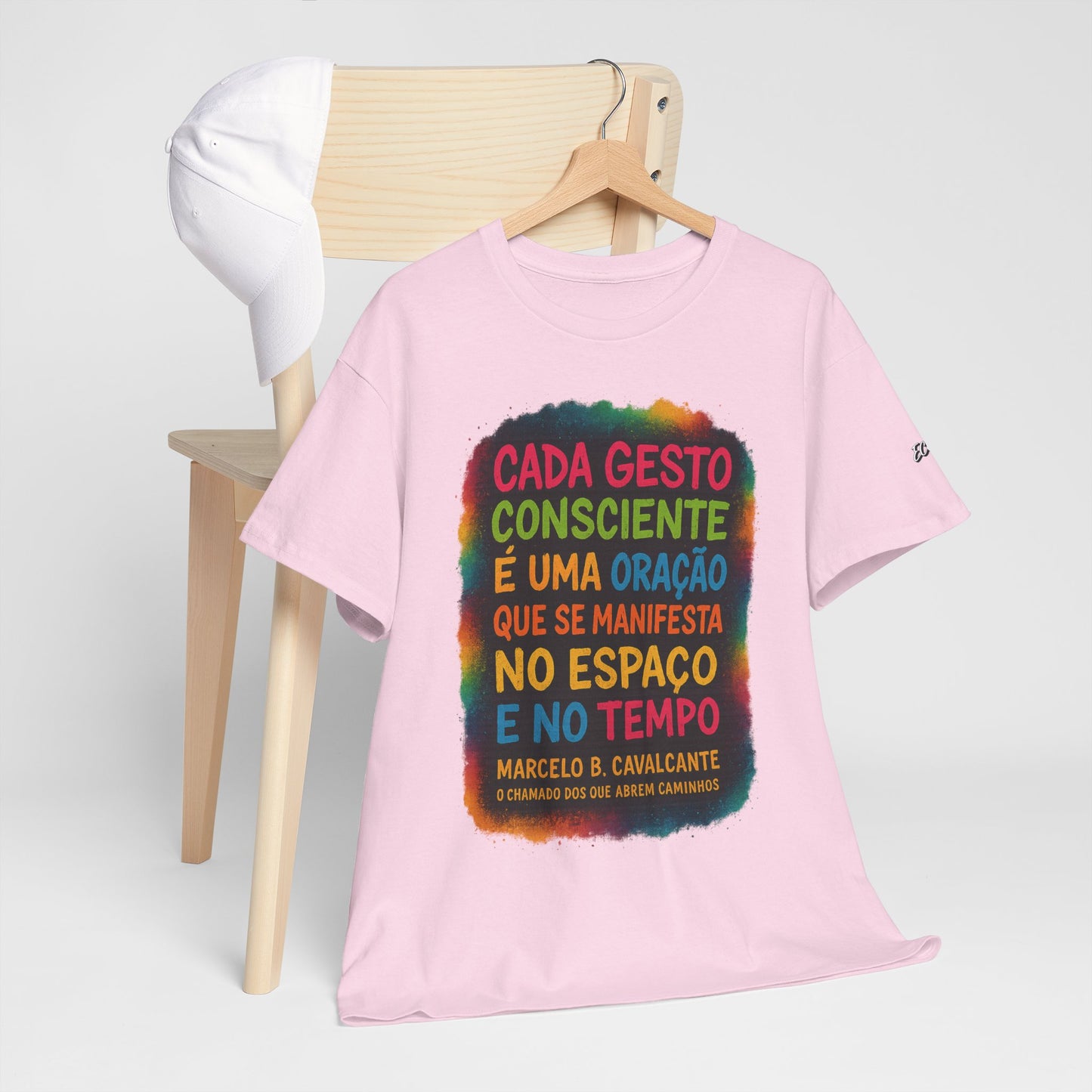 Camiseta Frase Filosófica “Cada gesto consciente é uma oração” – Algodão Premium Gildan 5000