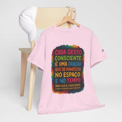 Camiseta Frase Filosófica “Cada gesto consciente é uma oração” – Algodão Premium Gildan 5000
