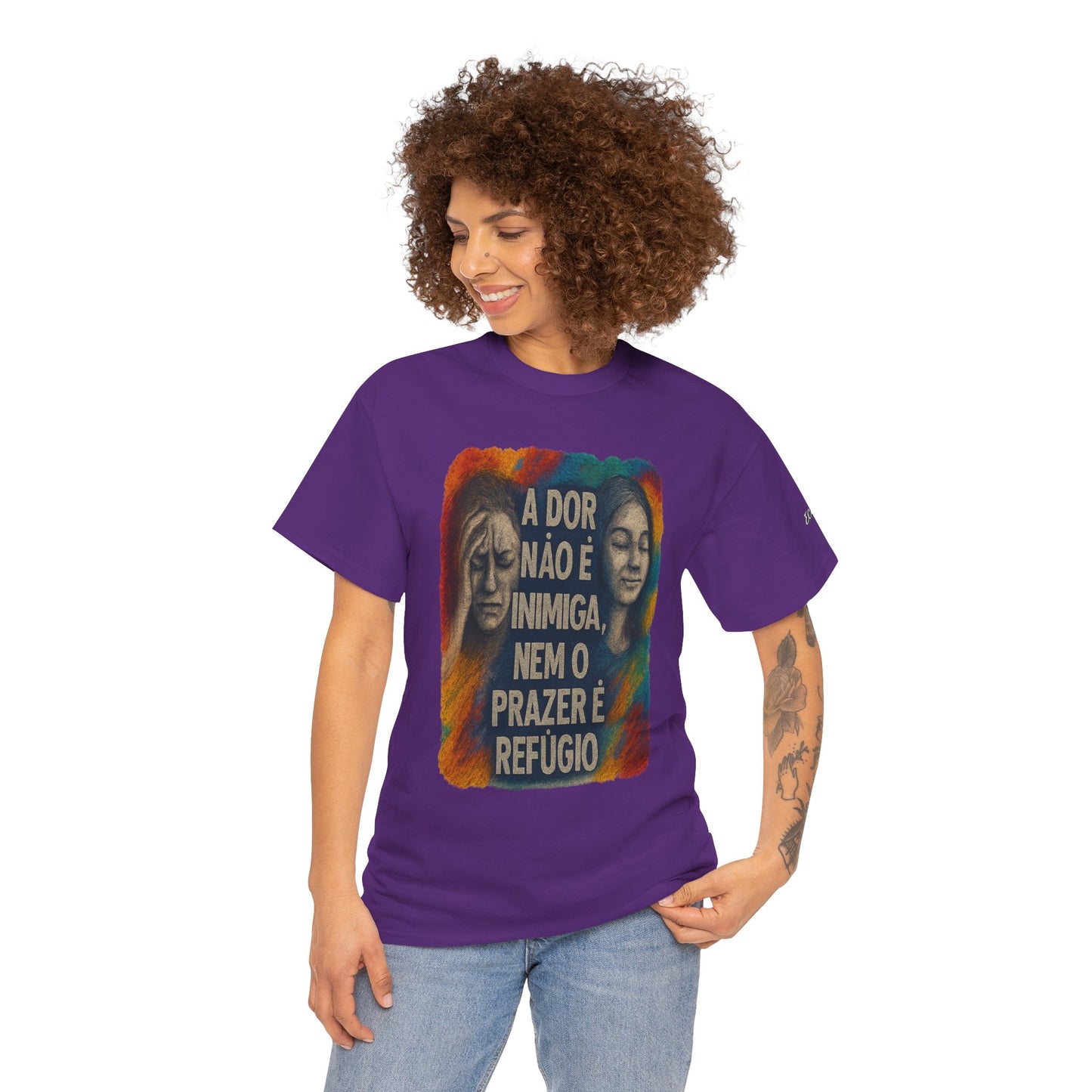 Camiseta — "A Dor Não é Inimiga, Nem o Prazer é Refúgio" Inspirational Portuguese Graphic Tee