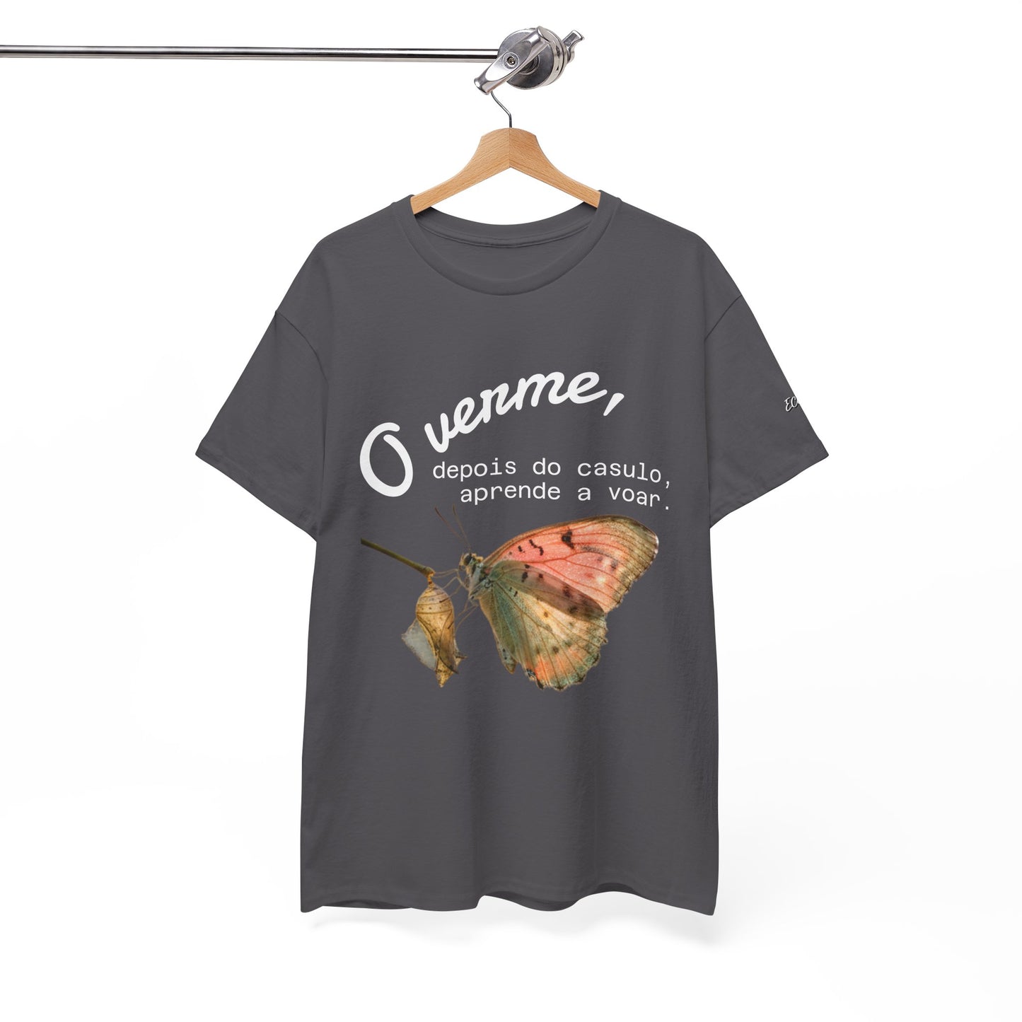 Camiseta — "O verme, depois do casulo, aprende a voar." Citação inspiradora em português