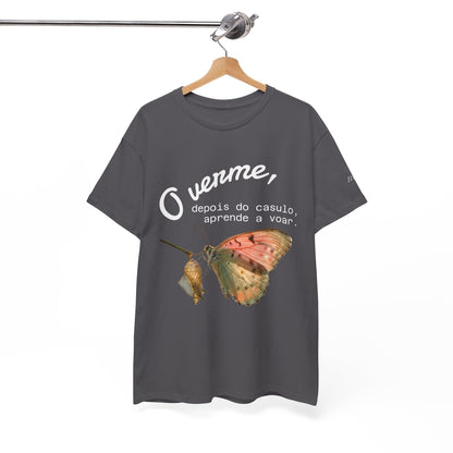 Camiseta — "O verme, depois do casulo, aprende a voar." Citação inspiradora em português